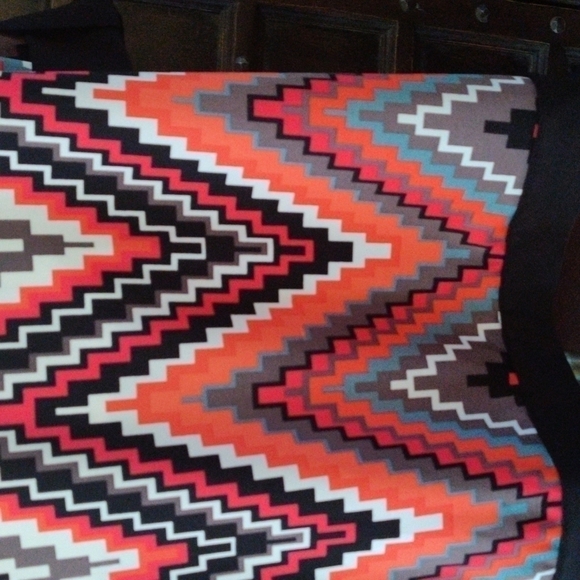 SZ L Aztec pattern blouse awesome colors and pattern, super comfy, looks great - Picture 5 of 6